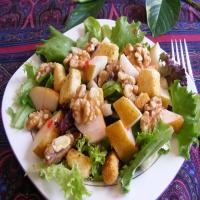 Mixed Greens With Caramelized Pears and Walnuts_image