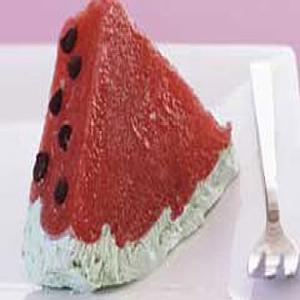 Postre helado de gelatina y fresa en forma de sandía_image