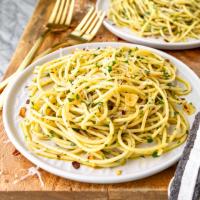 Pasta with Olive Oil and Garlic (Aglio e Olio)_image