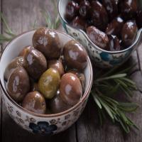 Syrian Sweet-and-Sour Olives (Zeitoon Bi Hamod Er Rummaan)_image