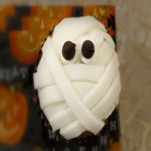 Easy Marshmallow Fondant Mummy Cupcakes_image