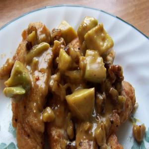 Chicken With Avocado and Nut Sauce_image