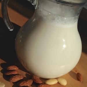 Homemade Almond Milk_image