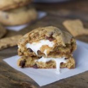 Marshmallow-Stuffed S'mores Cookies_image
