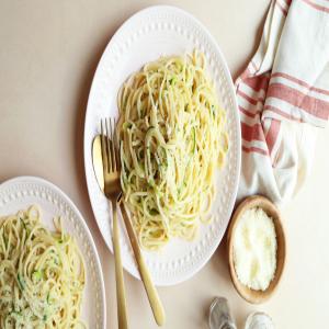 Spaghetti with Zucchini and Garlic image