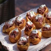 Popovers with Roast Beef and Horseradish_image