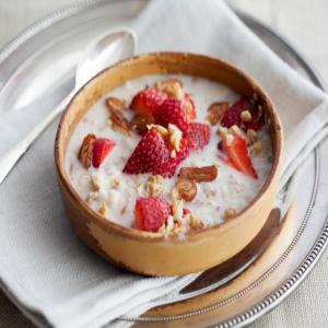 Chilled Strawberry-Date Oatmeal_image