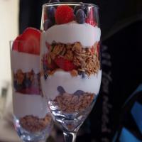 Summer Berry Parfait with Yogurt and Granola_image