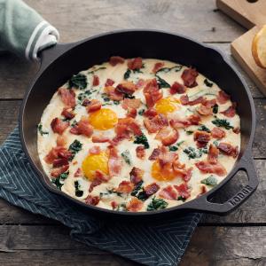Skillet Baked Eggs with Bacon Alfredo Sauce_image