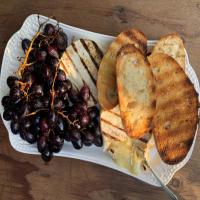 Grilled Brie and Grapes with Grilled Bread_image