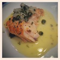 Salmon With Lemon- Butter -Caper Sauce_image