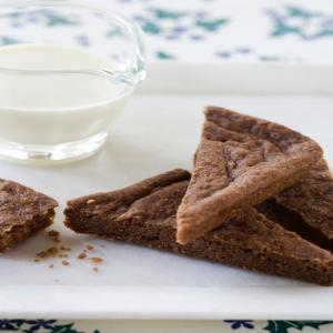 Chocolate Shortbread with White Chocolate Sauce_image