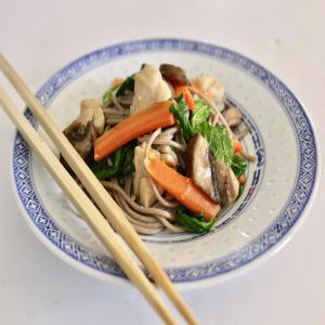 Sesame Soba Noodles with Chicken Thighs and Vegetables_image