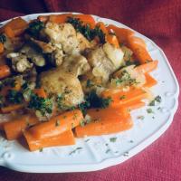 Easy One-Skillet Chicken Thighs with Carrots_image