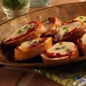 Crostini with Brie and Roasted Garlic_image
