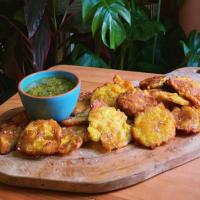 Tostones with Garlic Mojo Dipping Sauce_image