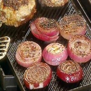 Grilled Red Onions_image