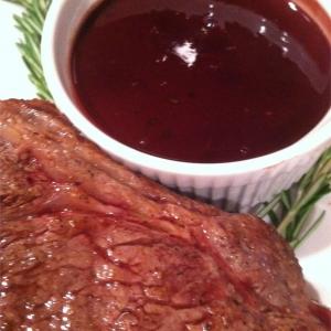Pepper-Crusted Beef Tenderloin with Chocolate-Port Sauce_image
