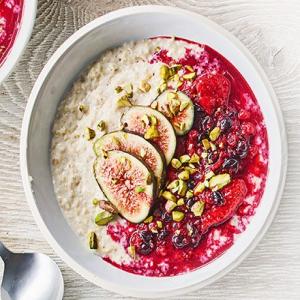 Porridge with quick berry compote, figs & pistachios_image