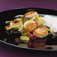 Sea Scallops with Ham-Braised Cabbage and Kale_image