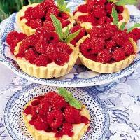 Berry almond tartlets with white chocolate image