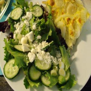 Mesclun Salad With Cucumber and Feta_image