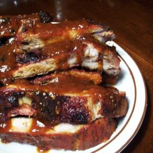 Smoky Sweet Spareribs With Sauce and Beans_image