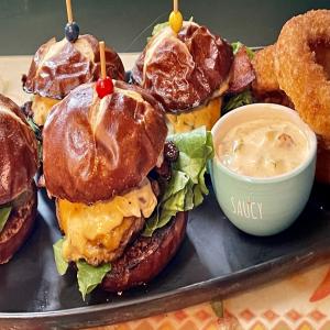Bacon Cheddar Sliders With Spicy Chipotle Sauce_image