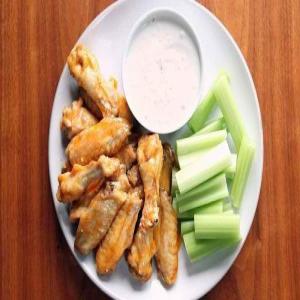 Buffalo Chicken Wings With Chunky Gorgonzola Chees_image