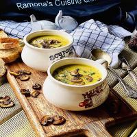 Creamy Mushroom Soup With Turmeric And Thyme_image