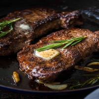 Pan-Seared Steak with Garlic Butter_image