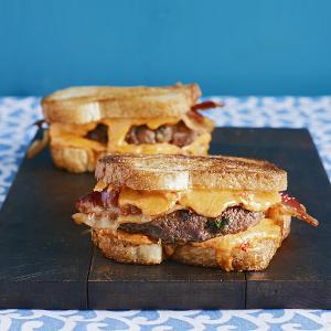 Pimento Cheese Patty Melts with Bacon_image