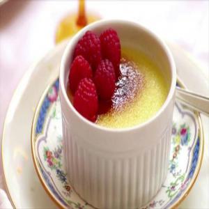Vanilla Bean Creme Brulee with Raspberries_image