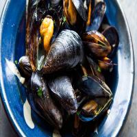 Moules Marinières (French Mussels in White Wine Sauce)_image