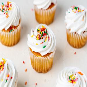 Simple Vanilla Cupcakes_image