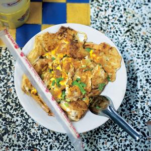 Wok-Fried Rice Noodles with Chicken and Squid_image