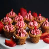 Cookie Cups with Strawberry Cream_image