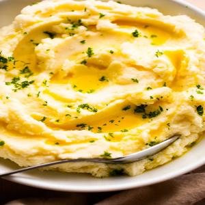 Classic Creamy Mashed Potatoes - Favorite, Easy Holiday Side Dish!_image