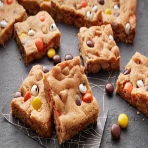 Reese's™ Pieces™ Halloween Cookie Bars_image