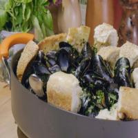Super Simple Supper of Mussels with White Wine and Garlic Toast image