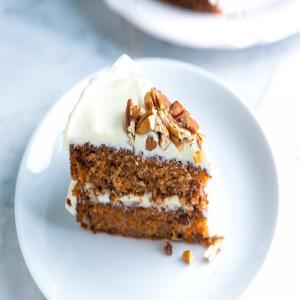 Incredibly Moist and Easy Carrot Cake Recipe_image