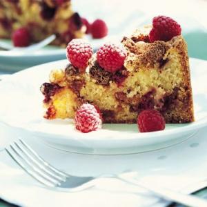 Raspberry & amaretti crunch cake_image