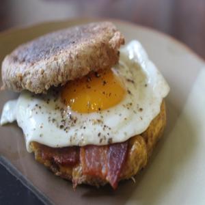Nothing Fancy Egg and Bacon Muffin Sandwhich_image