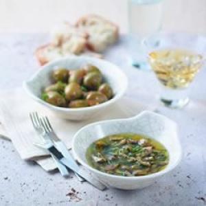 Warm Olive Oil-Garlic Dip with Olives and Country Bread_image