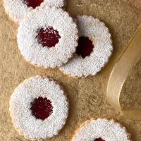 Raspberry-Almond Linzer Cookies_image