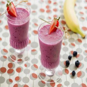 Berry Banana Breakfast Smoothie (Sponsored) image