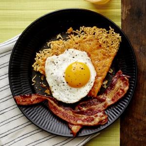 Cheddar Ramen Noodle Wedge with Fried Eggs_image