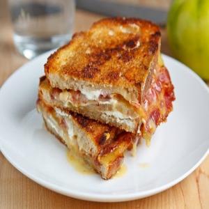 Grilled Brie and Goat Cheese Sandwich with Bacon and Green Tomato_image