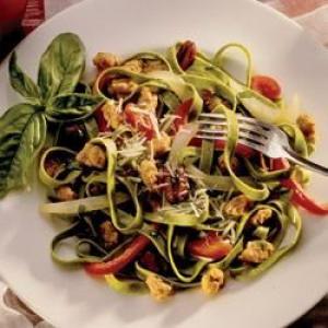 Spinach Fettuccine with Sausage, Peppers and Olives_image
