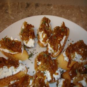 Sage and Goat Cheese Crostini With Caramelized Onions_image